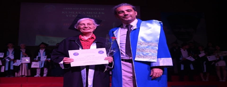 70 Yaşındaki Mezun Diplomasını Dekan Oğlunun Elinden Aldı